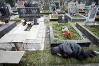 Любителям поживиться на чужих могилах напомнили расписание поминальных дней на кладбищах